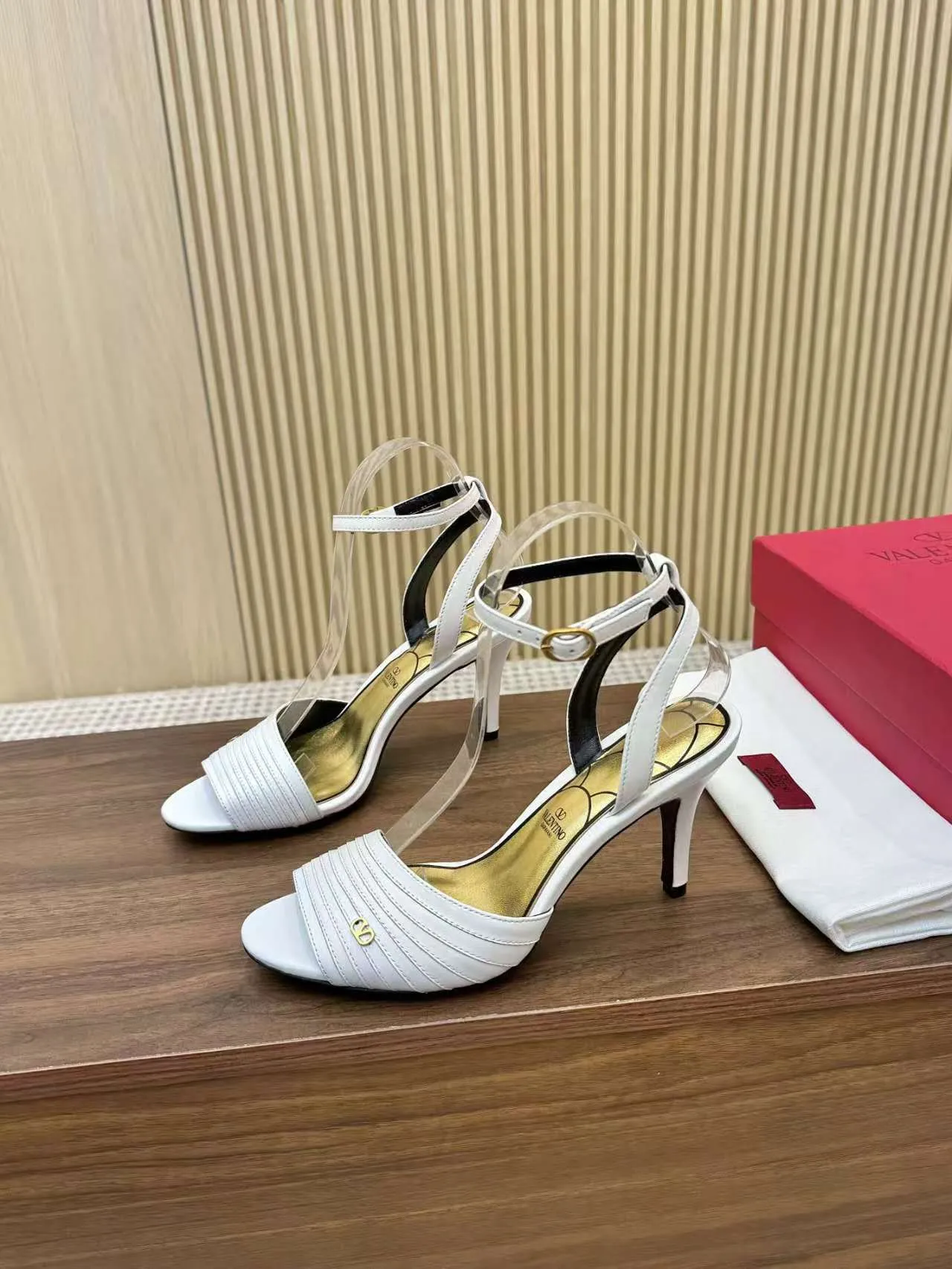 👟👟Ex-factory price 440👟👟 Genuine leather sole +40 Top version 𝑉𝐴𝐿𝐸𝑁𝑇𝐼𝑁𝑂 Valentino new spring and summer women's sandals worth buying ★Absolutely high-grade ❥Original method Absolute sensibility ❥Elegant style Create a different feeling Simple temperament style!  Code number: 35-41 (34-42 customized) Fabric: Imported sheepskin Lining: Lined sheepskin Heel height: 8 cm Leather outsole Rubber outsole